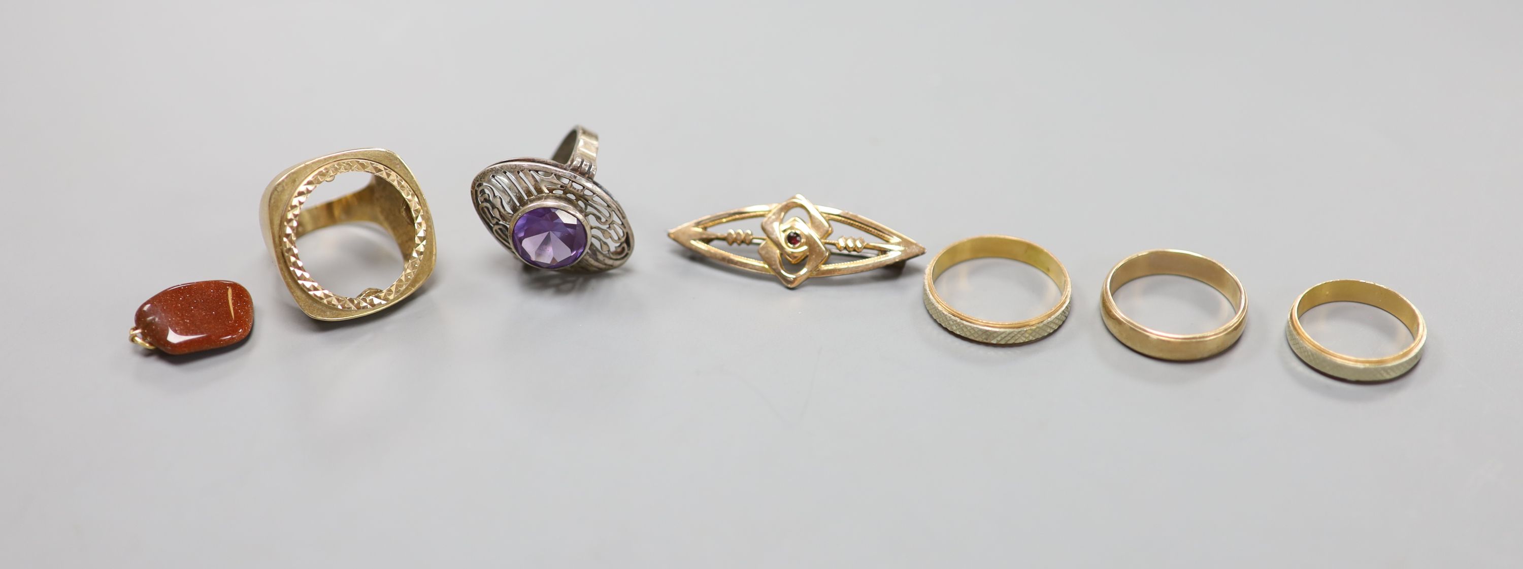 A 9ct gold shank, a 9ct band, three other rings, a brooch and a pendant